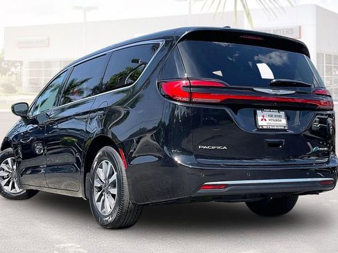 Used 2023 Chrysler Pacifica Touring-L FWD image 32