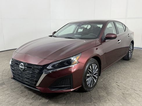 Used 2023 Nissan Altima 2.5 SV AWD/4WD image 3