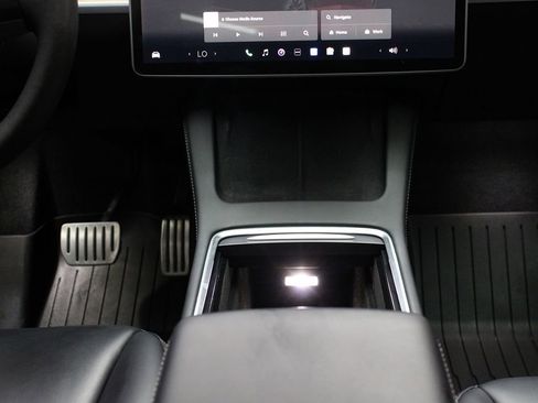 Used 2023 Tesla Model Y Performance image 25