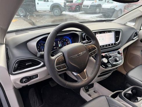 Used 2024 Chrysler Pacifica Touring-L FWD image 10