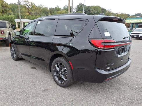 New 2026 Chrysler Pacifica Limited image 6