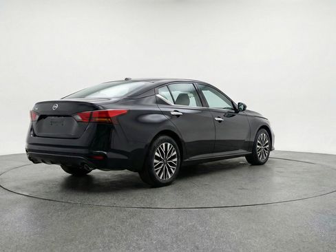 Used 2025 Nissan Altima 2.5 SV image 9