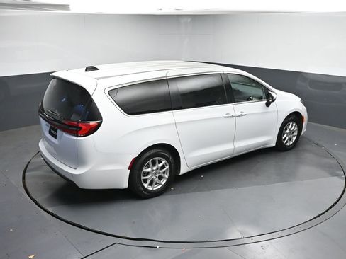 Used 2023 Chrysler Pacifica Touring-L image 40