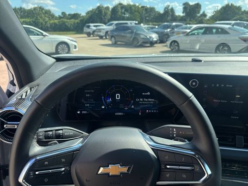 Used 2025 Chevrolet Equinox LT FWD image 41