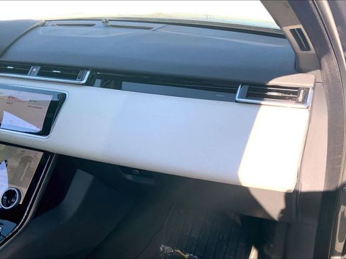 Used 2018 Land Rover Range Rover Velar R-Dynamic SE image 19