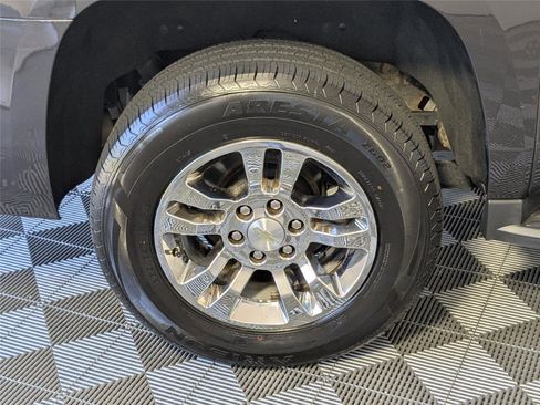 Used 2017 Chevrolet Suburban LT image 25