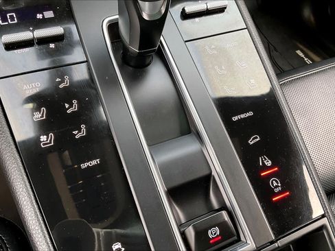 Used 2024 Porsche Macan AWD/4WD image 30