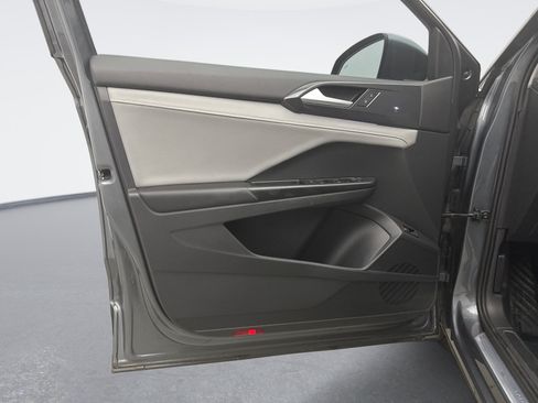 Used 2022 Volkswagen Taos SEL w/ Panoramic Sunroof Package AWD/4WD image 9