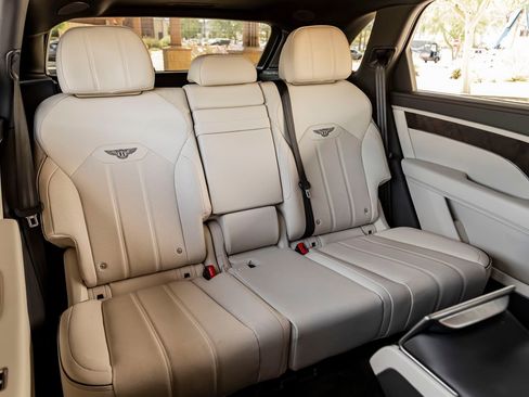Used 2023 Bentley Bentayga Extended Wheelbase AWD/4WD image 27