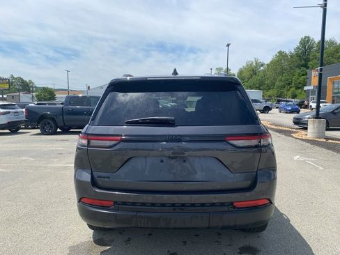 Used 2023 Jeep Grand Cherokee Altitude AWD/4WD image 3