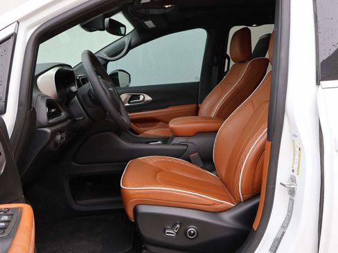 Used 2025 Chrysler Pacifica Pinnacle FWD image 8