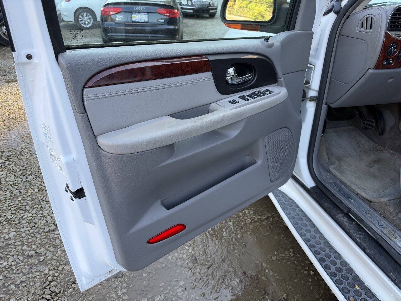 Used 2005 GMC Envoy Denali AWD/4WD image 13