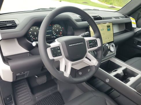 Used 2026 Land Rover Defender 130 X-Dynamic SE AWD/4WD image 15