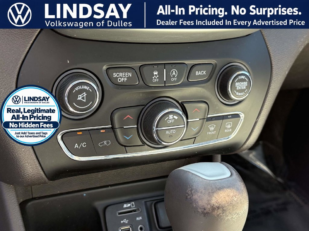 Used 2017 Jeep Cherokee Overland w/ Technology Group FWD image 18