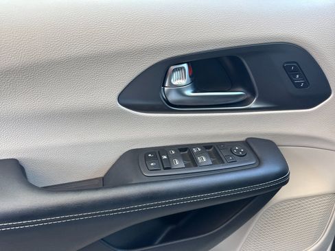 Used 2022 Chrysler Pacifica Touring-L image 11