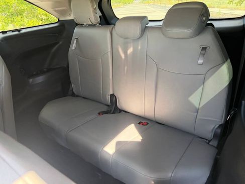 Used 2026 Toyota Sienna XLE FWD image 16