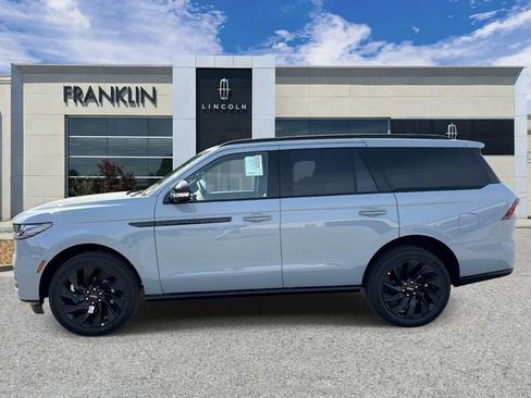 New 2026 Lincoln Navigator Reserve w/ Jet Appearance Package AWD/4WD image 4