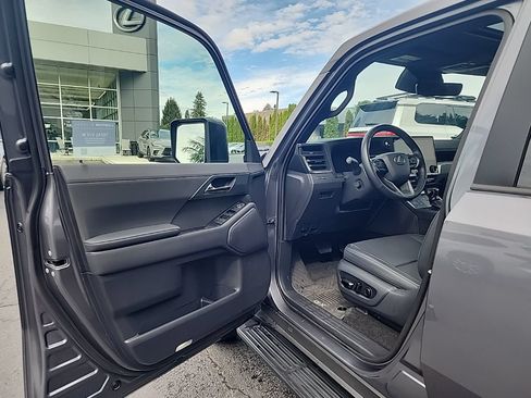 Used 2024 Lexus GX 550 w/ Cold Area Package AWD/4WD image 9