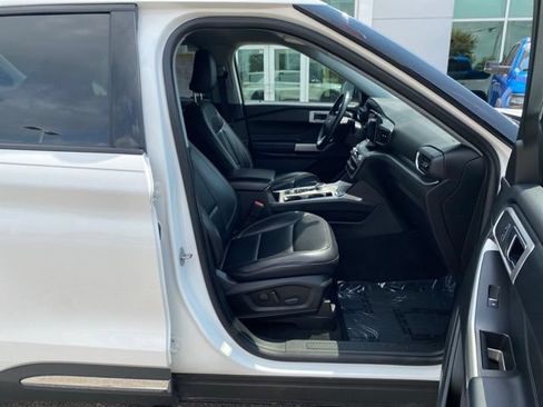 Used 2021 Ford Explorer XLT w/ Equipment Group 202A AWD/4WD image 34