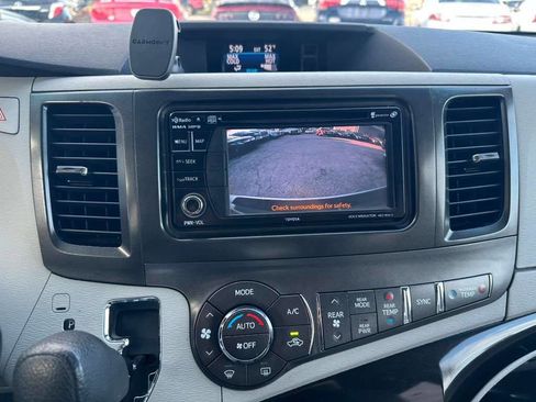 Used 2014 Toyota Sienna LE image 17
