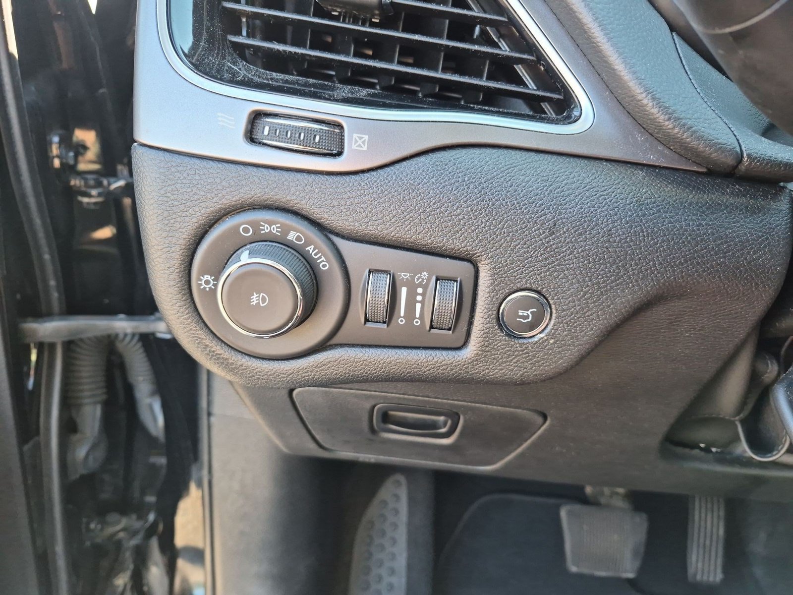 Used 2021 Jeep Cherokee Limited w/ Elite Package FWD image 18