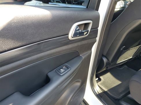 Used 2021 Jeep Grand Cherokee Laredo w/ Security & Convenience Group image 16