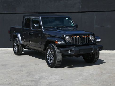Used 2024 Jeep Gladiator Sport AWD/4WD image 4