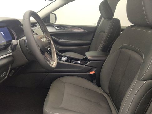 Used 2023 Jeep Grand Cherokee Laredo RWD image 17