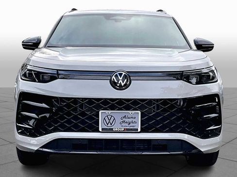 New 2026 Volkswagen Tiguan SE R-Line FWD image 3