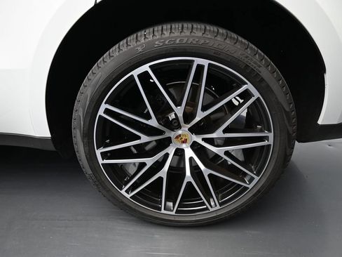 Certified 2026 Porsche Macan AWD/4WD image 8