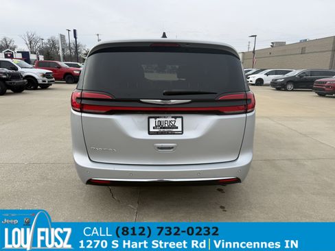 Used 2023 Chrysler Pacifica Touring-L image 6