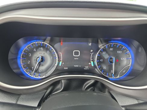 Used 2022 Chrysler Pacifica Touring-L FWD image 30