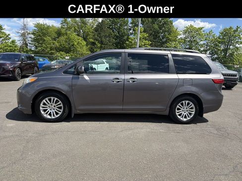 Used 2015 Toyota Sienna XLE Premium FWD image 2