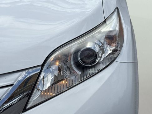 Used 2017 Toyota Sienna LE AWD/4WD image 33