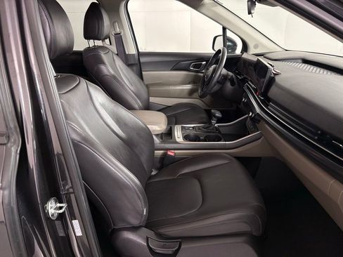 Used 2025 Kia Carnival image 43