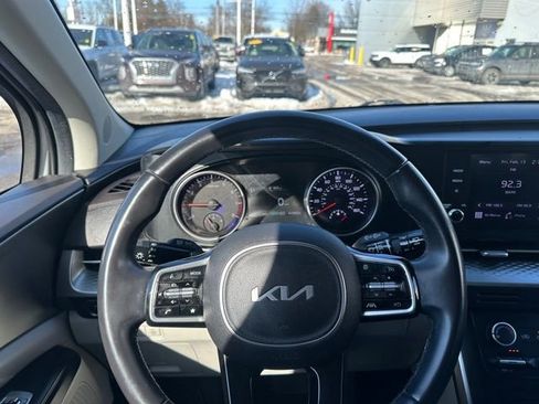 Used 2022 Kia Carnival LX image 38