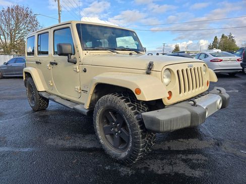 Used 2012 Jeep Wrangler Unlimited Sahara w/ Connectivity Group image 7