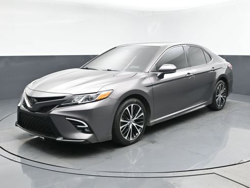 Used 2020 Toyota Camry SE w/ Carpet Mat Package image 1