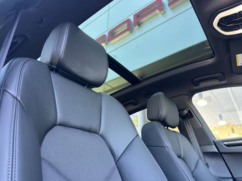 Certified 2025 Porsche Macan AWD/4WD image 18