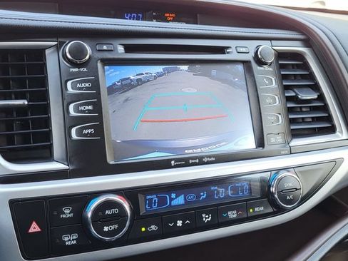 Used 2018 Toyota Highlander XLE AWD/4WD image 16