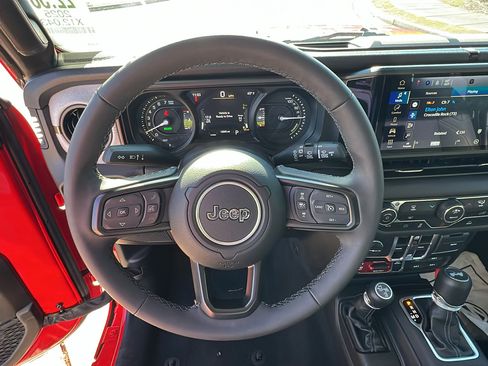 Used 2025 Jeep Wrangler Willys image 27