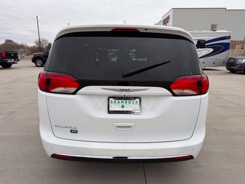 Used 2020 Chrysler Pacifica Touring-L FWD image 4