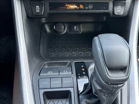 Used 2021 Toyota RAV4 XLE w/ Convenience Package FWD image 18