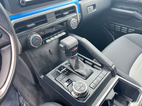 Used 2025 Toyota Tacoma TRD Off-Road image 39