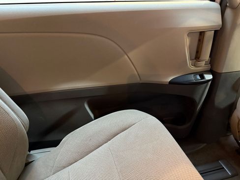 Used 2019 Toyota Sienna L image 35