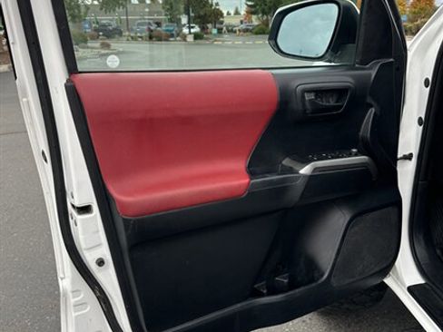 Used 2016 Toyota Tacoma SR5 w/ SR5 Appearance Package (SN) image 18