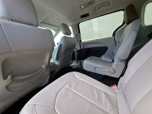 Used 2017 Chrysler Pacifica Touring-L FWD image 12