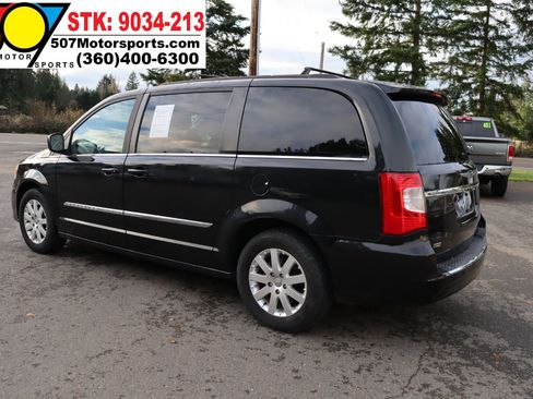 Used 2014 Chrysler Town & Country Touring image 5