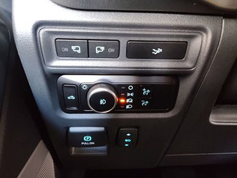 Used 2023 Ford F150 Platinum image 11