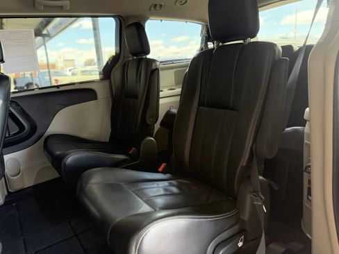 Used 2015 Chrysler Town & Country Touring FWD image 15